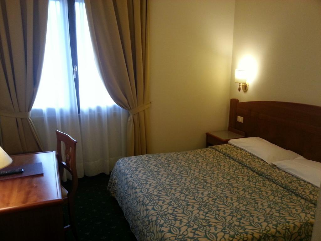 Hotel Smeraldo Lazise Quarto foto